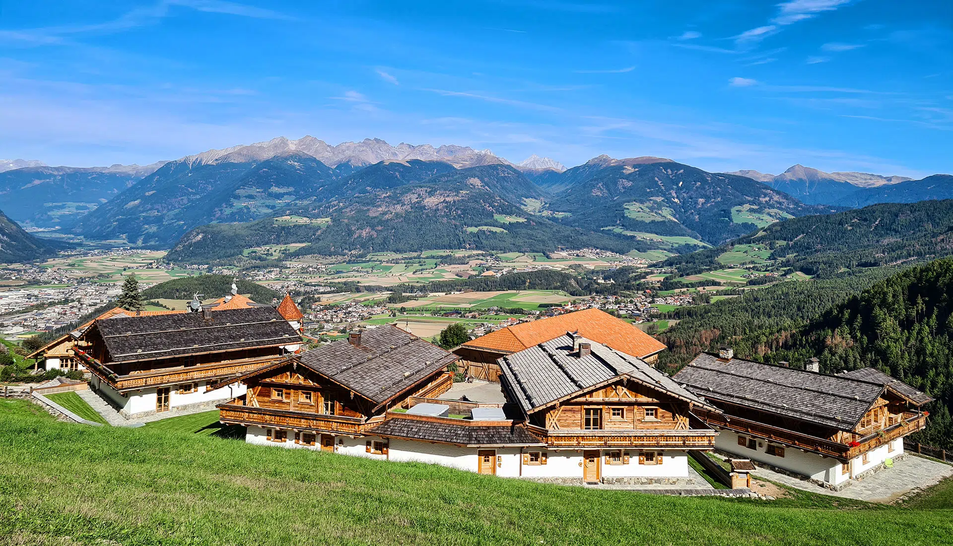 Almdorf Haidenberg mit Blick auf den Kronplatz